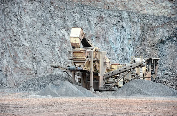 Trituradora de piedra en una mina de cantera de rocas de pórfido . — Foto de Stock
