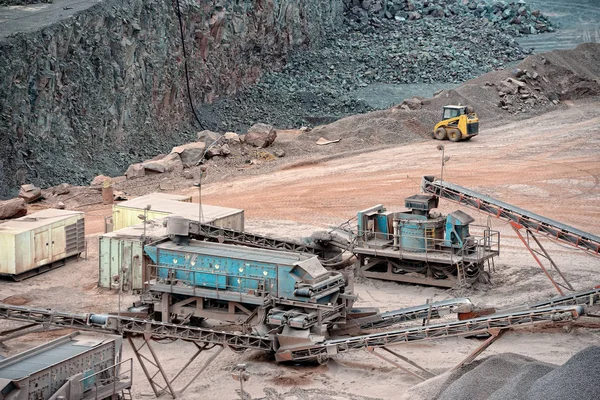 Trituradora de piedra en una mina de cantera de rocas de pórfido . — Foto de Stock