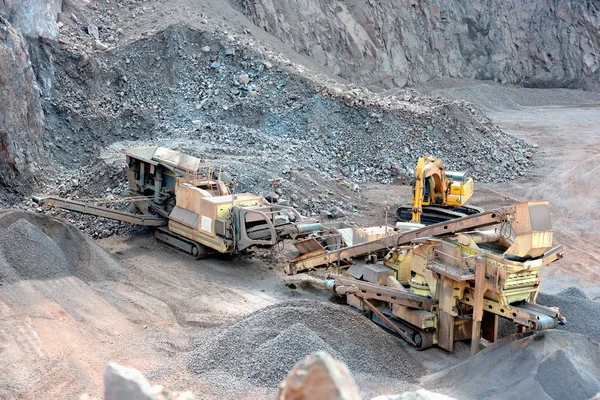 Concasseur de pierre dans une mine de carrières de roches porphyriques . — Photo