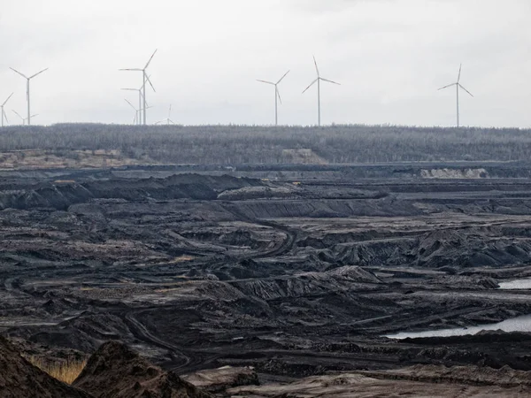 Vista aérea de la mina de carbón con turbinas eólicas en el horizonte . —  Fotos de Stock