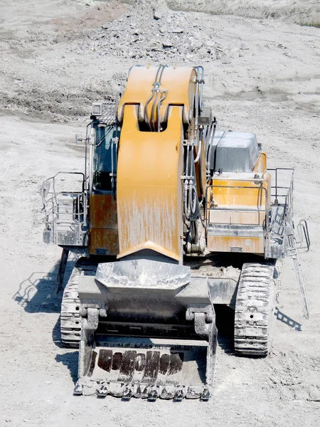 Earthmover em um giz mina poço aberto . — Fotografia de Stock