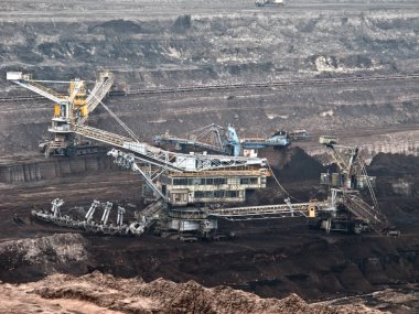 kahverengi kömür madeni ile kova tekerlekli ekskavatör