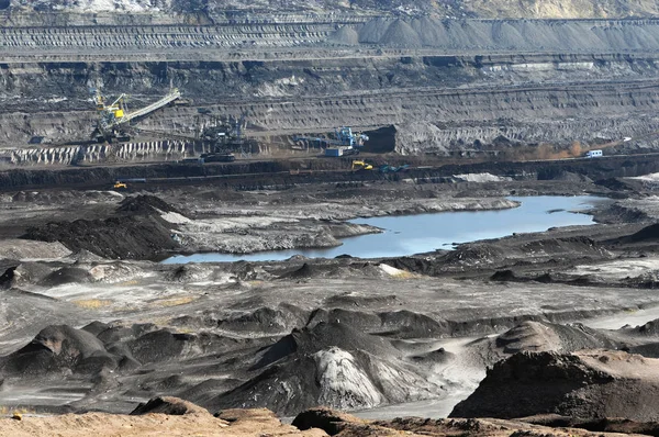 Kahverengi Kömür Madeni Ile Kova Tekerlekli Ekskavatör — Stok fotoğraf