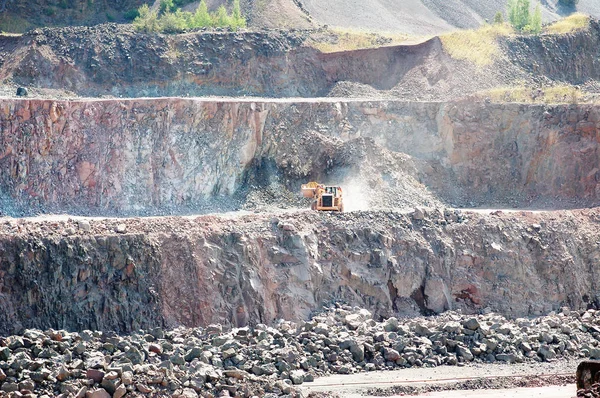 Movedor Terra Está Dirigindo Redor Pedreira Mina Superfície Pedras Indústria — Fotografia de Stock