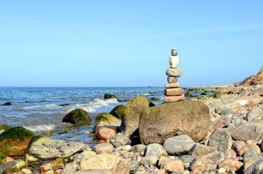 Baltık Denizi beach Yarımadası darss üzerinde yığılmış taş rakam.