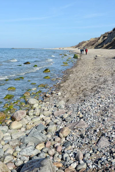 Pessoas caminhando ao longo da praia do mar Báltico e penhasco de aldeias — Fotografia de Stock