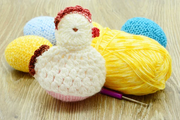 Easter eggs crochet of wool and chicken on wooden background — Stock Photo, Image