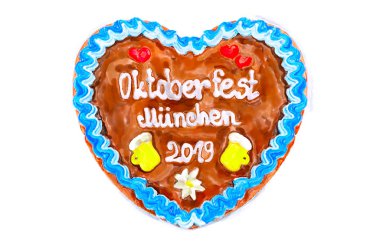 Oktoberfest 2018 Gingerbread kalp ile beyaz izole adam