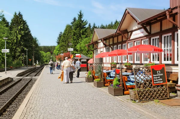 Estação de trem na aldeia Schierke de locomotiva histórica até — Fotografia de Stock
