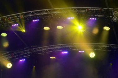 bir konserde sahne ışıkları. Renk