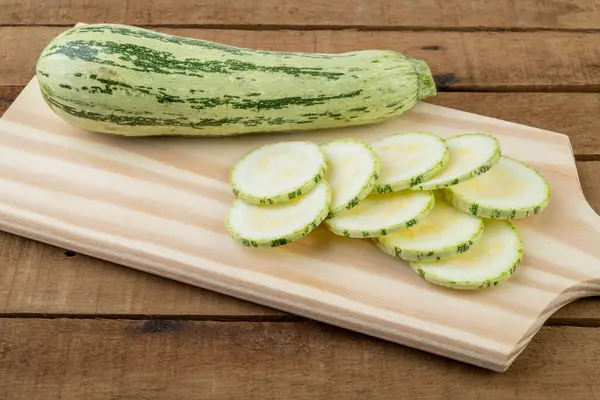 Obearbetad Zucchini Med Skivor Över Träskiva — Stockfoto