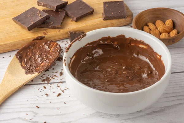 Geschmolzene Schokolade Einer Schüssel Schokoladenstücke Auf Einem Holzbrett Geschmolzene Schokolade — Stockfoto