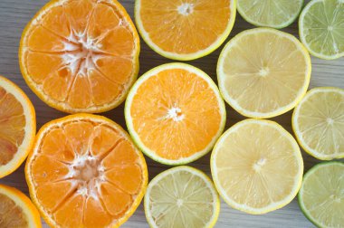 Ahşap arka planda kenevir meyvesi yarıları.