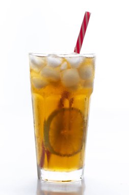 Samanlı buzlu çay, buz küpleri ve beyaz arka planda dilimlenmiş limon..