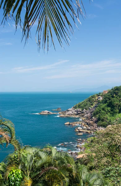 Mar Azul Costa Rochosa Dia Ensolarado Ilha Ilhabela Brasil — Fotografia de Stock