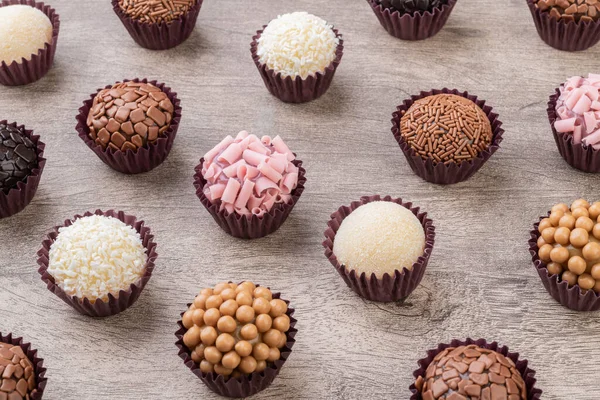 Typische Brasilianische Brigadeiros Verschiedene Geschmacksrichtungen Über Holztisch — Stockfoto