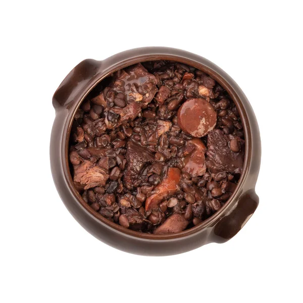 Beyaz arka planda izole edilmiş tipik Brezilyalı feijoada.