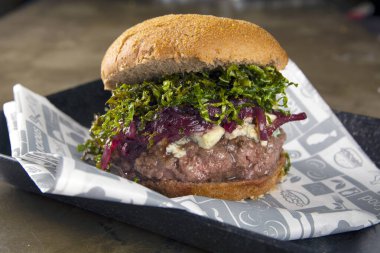 Peynirli çizburger, soğan ve lahana cipsi..