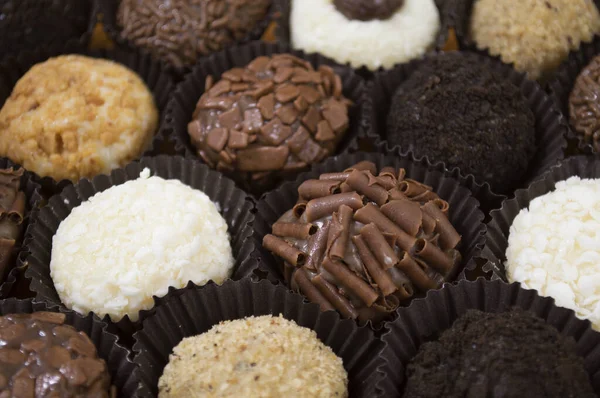 Brasilianische Gourmet Schokolade Erdnüsse Und Kokos Brigadeiros — Stockfoto