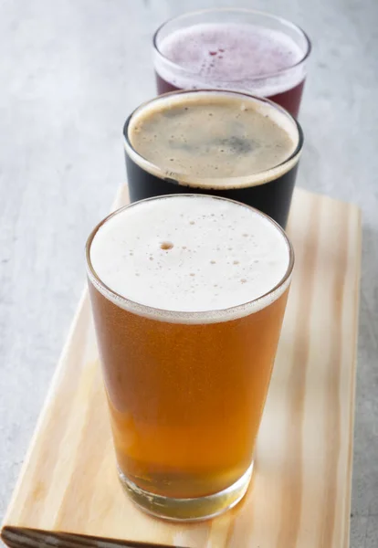 Três Copos Cerveja Sobre Tábua Madeira Cerveja Dourada Escura Vermelha — Fotografia de Stock