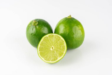 Dilimlenmiş limonlu yeşil limon grubu.