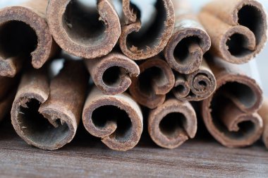 Tarçın çubukları ahşap masanın üzerinde.