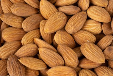 Çiğ tuzlu bademlerin üst yakın plan görüntüsü.