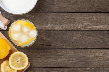 Brezilya limonlu caipirinha bardağı içinde meyve dilimleri ile birlikte tahta tahta üzerinde fotokopi alanı ile..