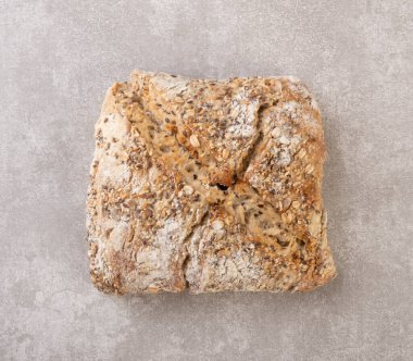 Ekmeğin tamamı beton zeminde. Üst görünüm.