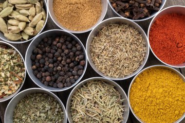 Tahta masa üzerinde metal kaseler üzerinde mevsimler.