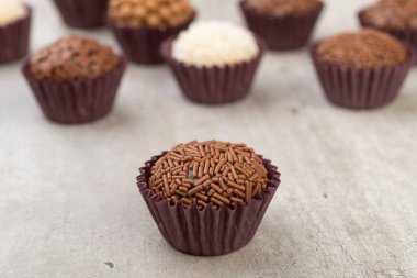 Tipik Brezilya tugayları, beton arka planda çeşitli tatlar..