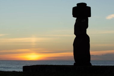 Günbatımında Moai, Ahu Tahai, Paskalya Adası, Rapa Nui.