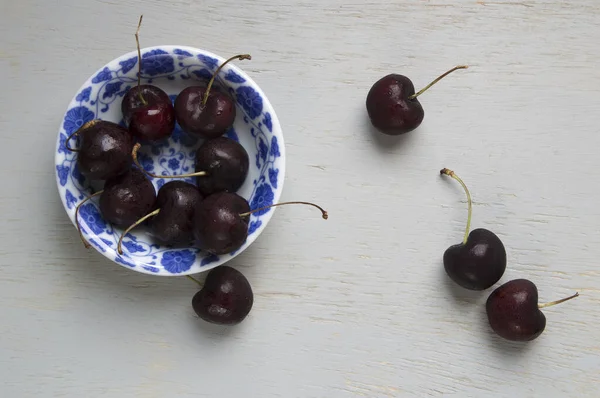 Schwarze Kirschen Auf Einer Weiß Blauen Vintage Schüssel Über Einem — Stockfoto