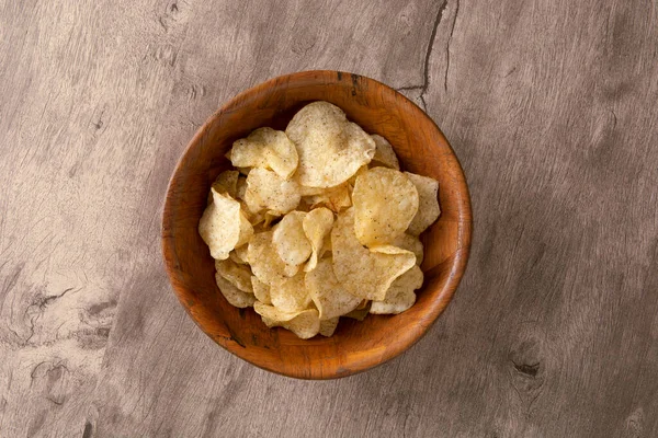 Patatas Fritas Cuenco Madera Sobre Fondo Madera — Foto de Stock