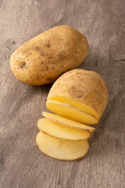 Gesneden Rauwe Aardappelen Houten Ondergrond — Stockfoto