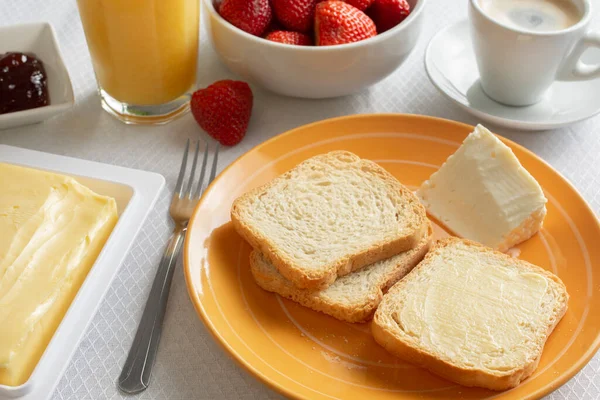 Śniadanie Masłem Toastami Dżemem Truskawkami — Zdjęcie stockowe