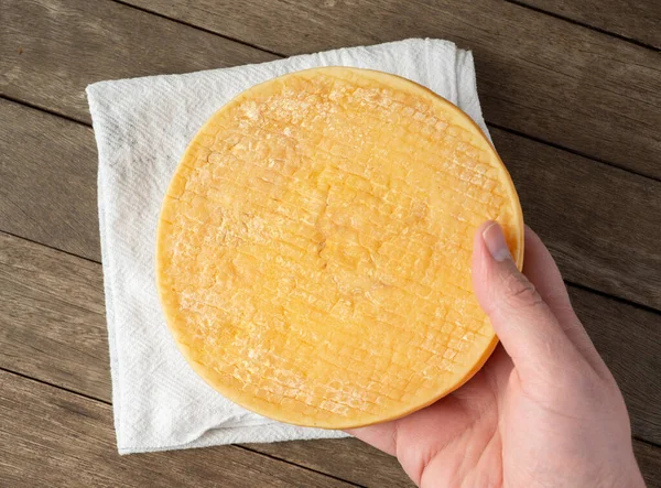 Mão Segurando Queijo Artesanal Brasileiro Canastra Sobre Fundo Madeira — Fotografia de Stock