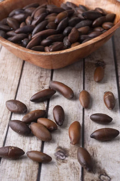 Cuenco Nueces Baru Brasileñas Sobre Mesa Madera —  Fotos de Stock