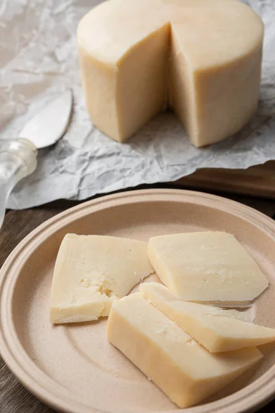 Queijo Artesanal Brasileiro Mantiqueira Com Fatias Sobre Uma Mesa Madeira — Fotografia de Stock