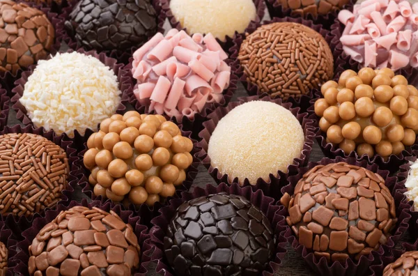 Typische Brasilianische Brigadeiros Verschiedene Geschmacksrichtungen Über Holztisch — Stockfoto