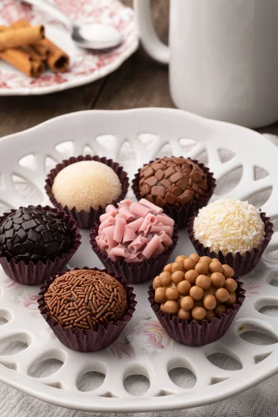 Typische Brasilianische Brigadeiros Verschiedene Geschmacksrichtungen Mit Löffel Und Kaffeetasse Über — Stockfoto