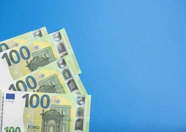 Billetes Cien Euros Con Espacio Para Espacio Sobre Fondo Azul — Foto de Stock