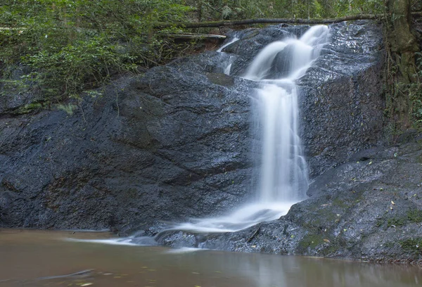 Cascata Che Scorre Una Roccia Scura Brasile — Foto Stock