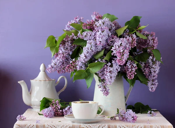 Flor Lila Púrpura Una Jarra Una Taza Una Tetera Mesa — Foto de Stock