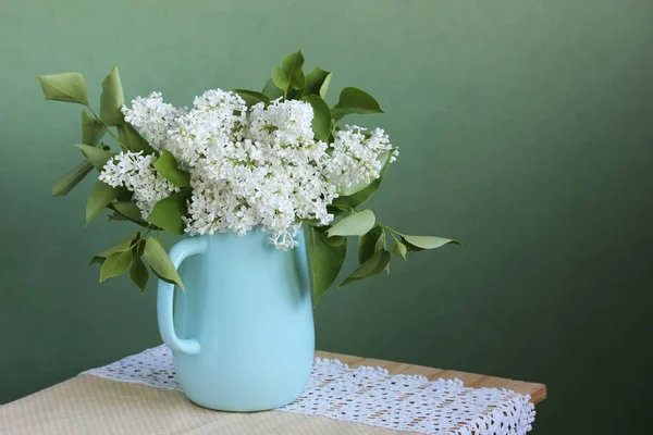 Blommande Vit Lila Tillbringare Bukett Blommor Vas Bordet Med Duk — Stockfoto