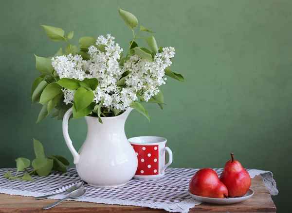 Zátiší Kyticí Ovocem Rustikálním Stylu Bílé Fialové Červené Hrušky Květiny — Stock fotografie
