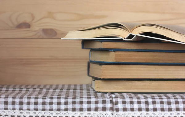 Stapel Boeken Tafel Library Onderwijs Lezen Open Hardcover Boek Plaats — Stockfoto