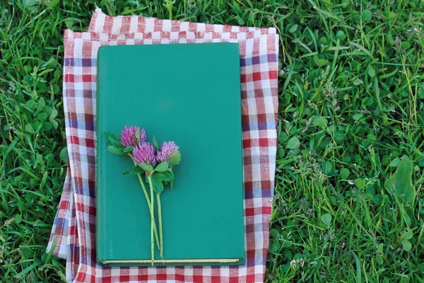 Boek Met Een Lege Omslag Het Gras Bovenaanzicht Buiten Lezing — Stockfoto