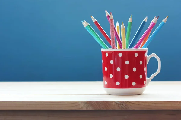 Tasse Mit Buntstiften Auf Einem Holztisch Vor Blauem Hintergrund Kreativität — Stockfoto