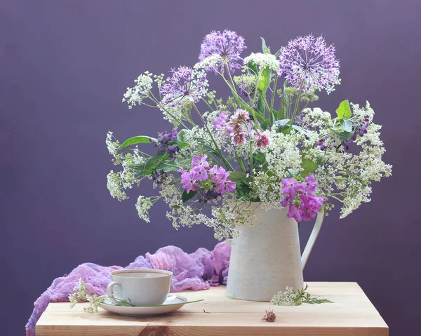 Bukett Blommor Stilleben Med Trädgård Och Vilda Blommor Kanna Och — Stockfoto